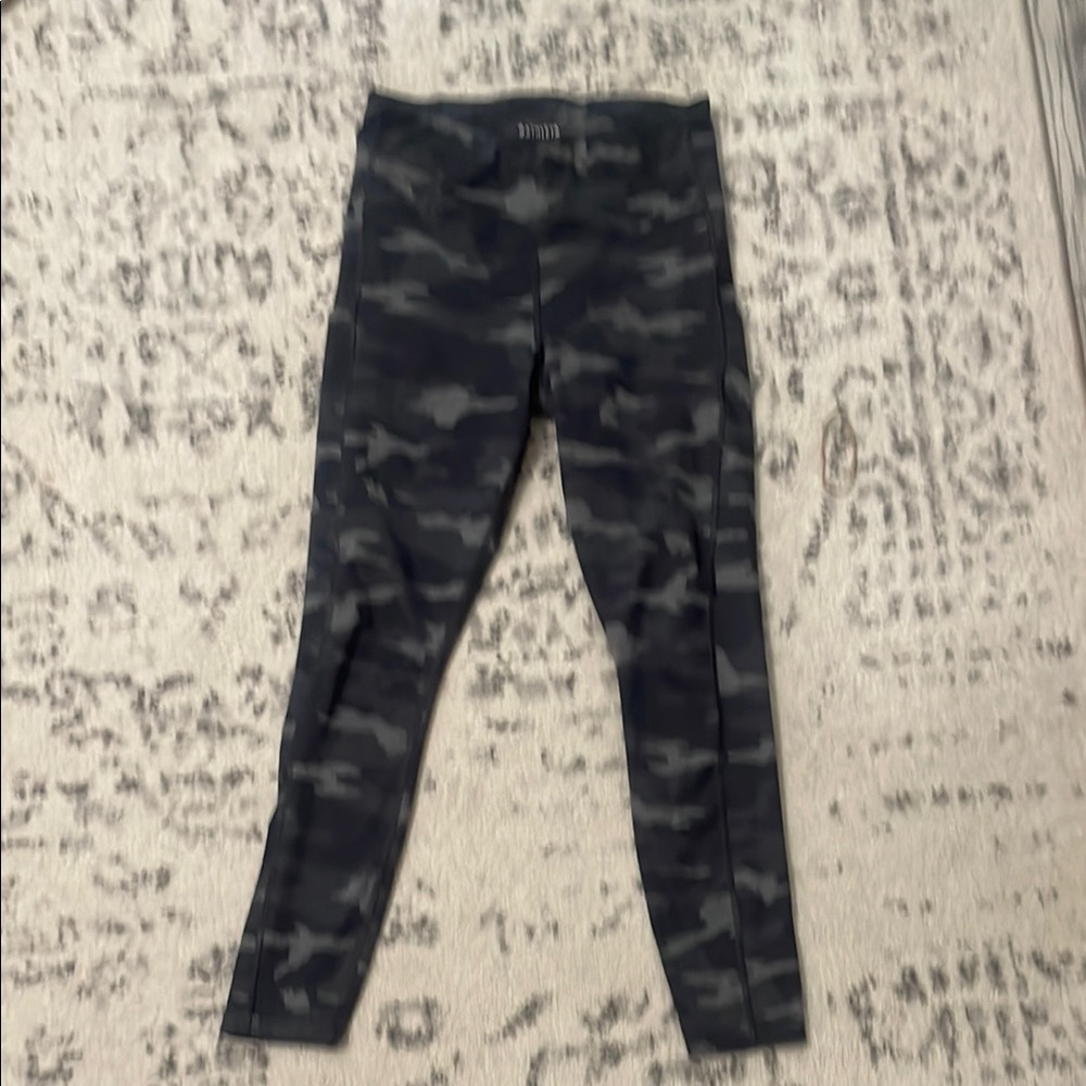 Athleta Womens camouflage Sz S Ultimate Stash Pockets